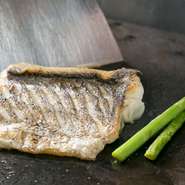 夏は太刀魚や秋サンマなど、季節の食材を鉄板で焼いたり、オーブンで焼いたりと調理方法も魚に応じて変えているこだわりの一品です。その時の旬な魚は、まさに絶品と言えます。