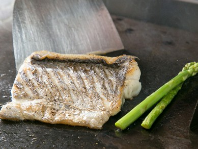 季節の新鮮な魚でつくる『本日の鮮魚のソテーやオーブン焼き』