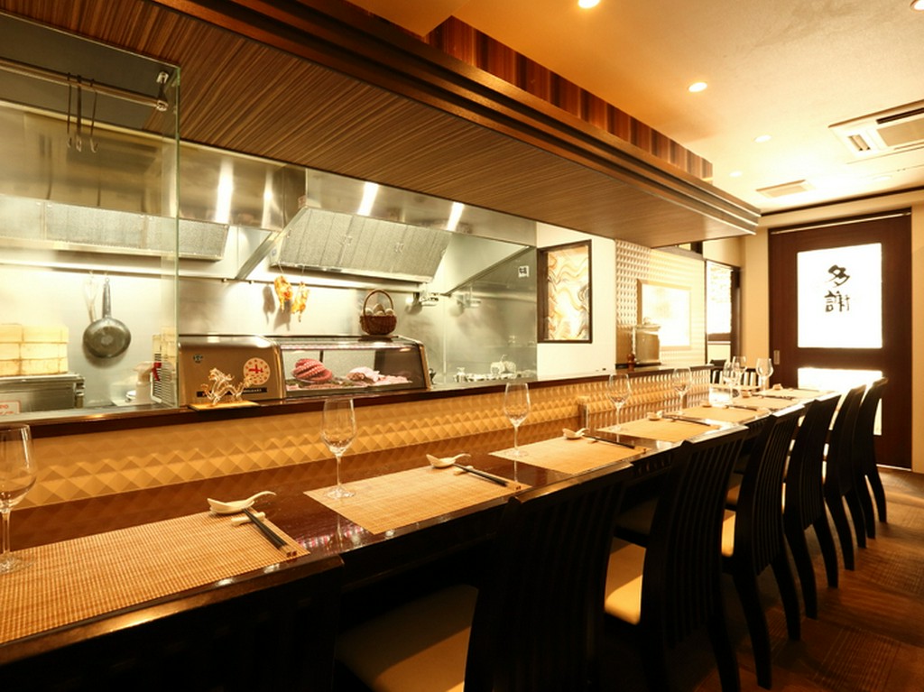 フルオープンキッチンを囲むカウンター席。五感で料理を楽んで