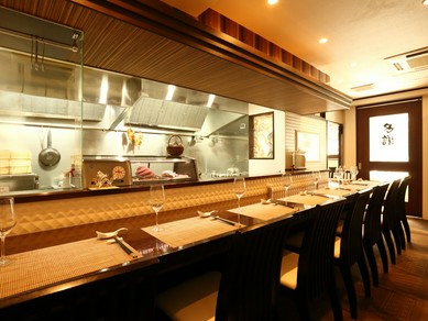 フルオープンキッチンを囲むカウンター席。五感で料理を楽んで