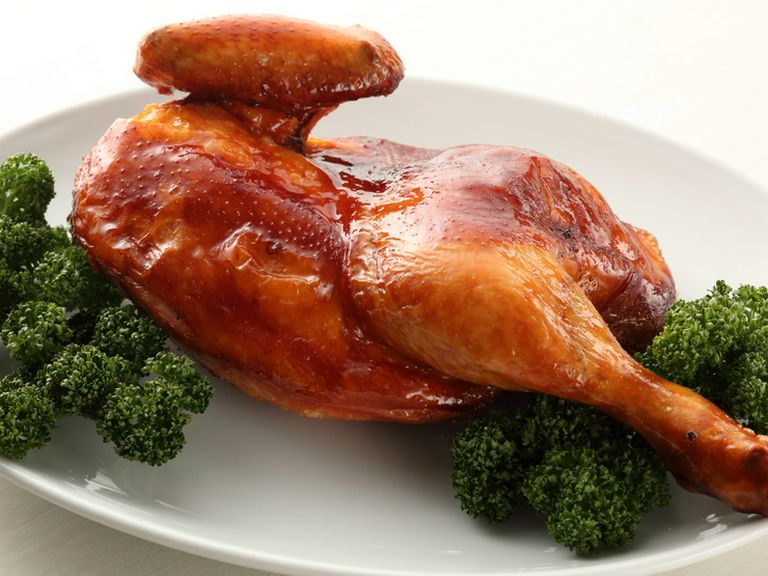 えも言われぬ食感とジューシーな味の看板料理「但馬鶏の丸焼き」