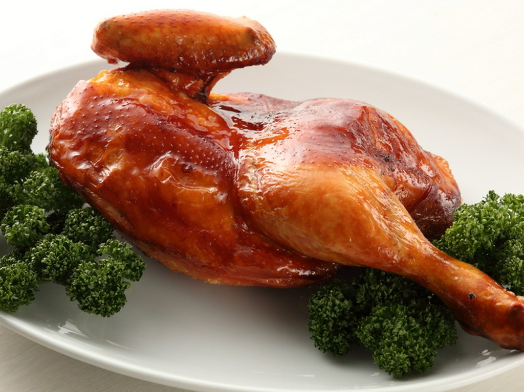 えも言われぬ食感とジューシーな味の看板料理「但馬鶏の丸焼き」