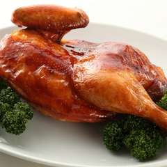 えも言われぬ食感とジューシーな味の看板料理「但馬鶏の丸焼き」