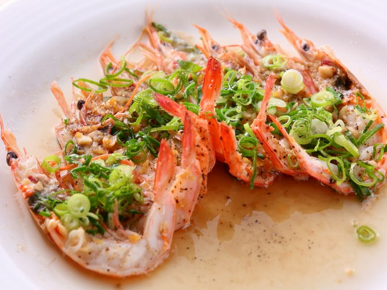 香港料理の真髄、蒸し料理「しらさ海老のガーリック蒸し」