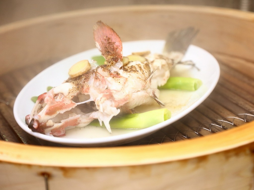 腕が試される！本場香港の海鮮料理の最高峰「天然活魚の姿蒸し」