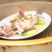香港では蒸し魚の味が店の評価の決め手といっても過言ではありません。魚の状態に合わせて絶妙の火加減で蒸し上げることによって、旨味を逃がさず最高に美味しい状態に仕上げます。贅沢な香りと味を堪能ください。