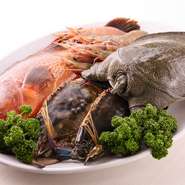 仕入れは、信頼のおける漁師さん・魚屋さん選びから。魚は天然のものにこだわり、淡路産のダントツに美味しいものを。その日の最上の物を最上の状態で用意しています。