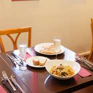 「男性が一人で食べてもお腹いっぱいになれるボリュームにこだわりました」というオーナーシェフの福田さん。料理の量が多いから、いろんな料理をみんなでシェアして楽しめます。