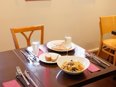 ボリュームたっぷりの料理は、みんなでシェアして食べられる