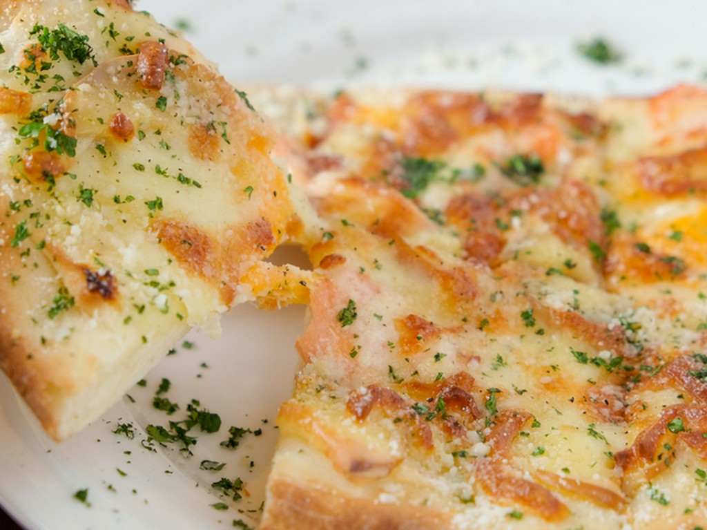 4種のチーズを使った『スモークサーモンと3種のチーズピザ』