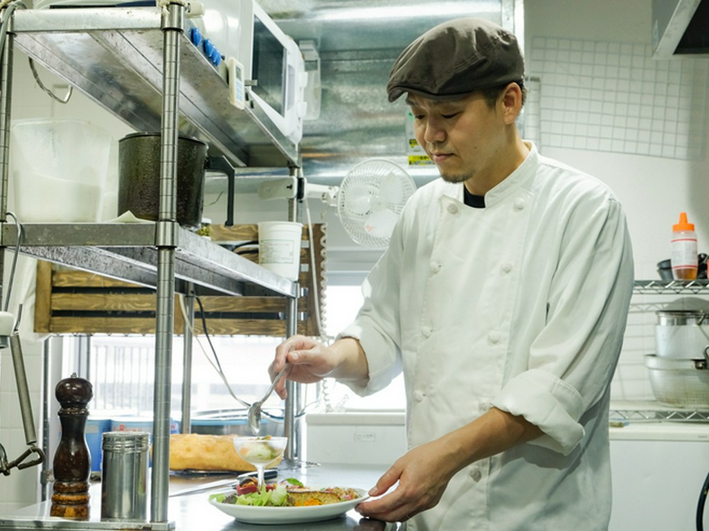 リラックスした空間の中でおいしい料理を味わって