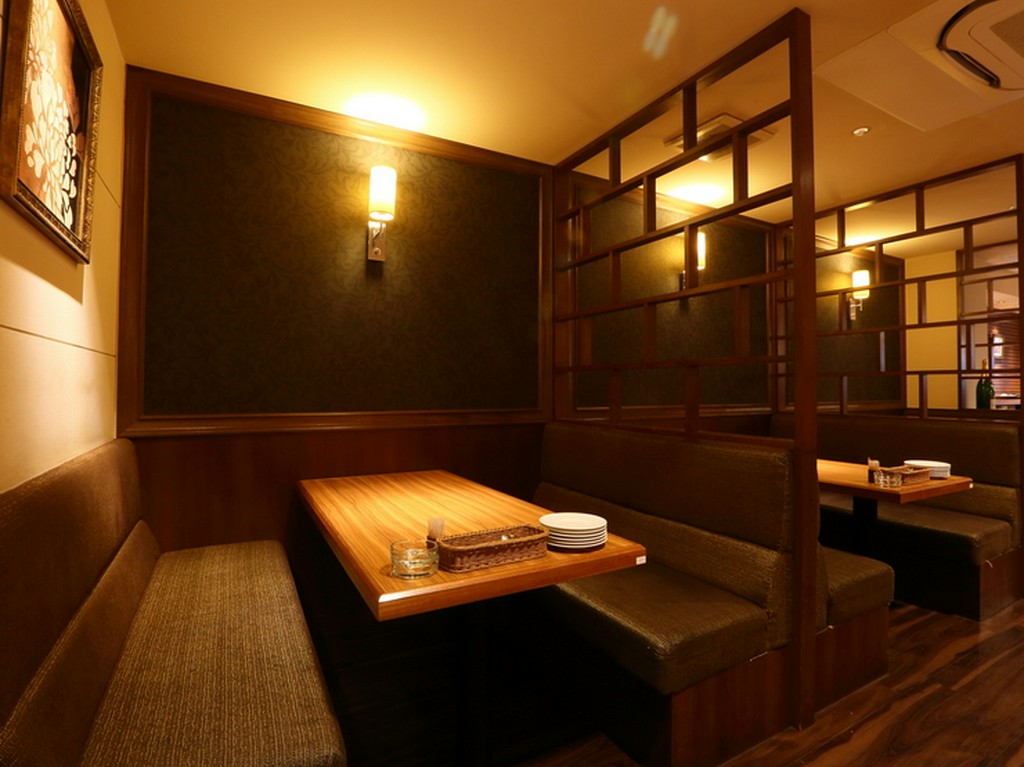 木目を基調にした内観。個室やソファ席でリラックスした時間を