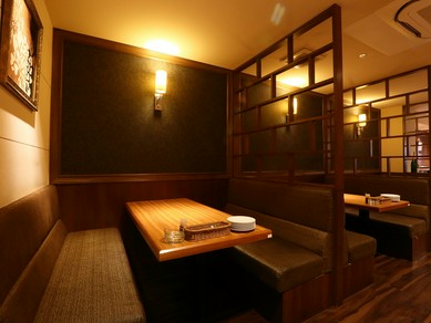 木目を基調にした内観。個室やソファ席でリラックスした時間を