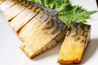 燻製することによりサバの味わいが引き締まった1品です。