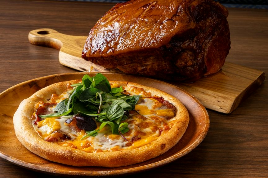 スモークチーズとチリビーンズのピザ