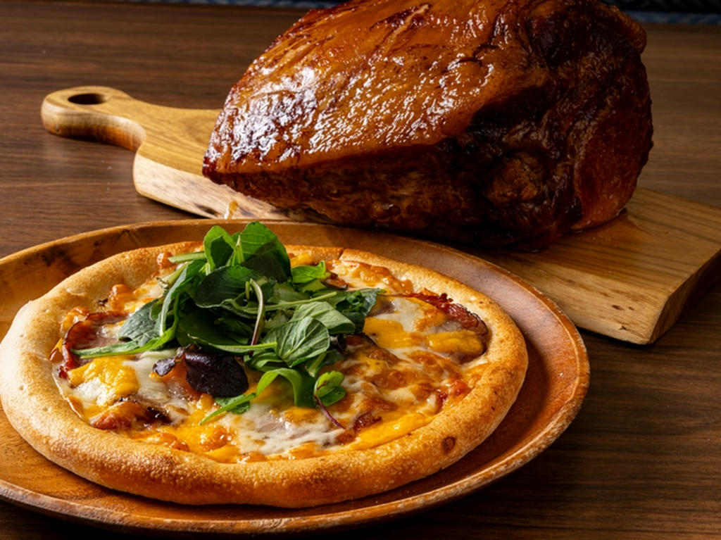 スモークチーズとチリビーンズのピザ