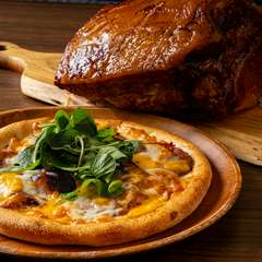 スモークチーズとチリビーンズのピザ