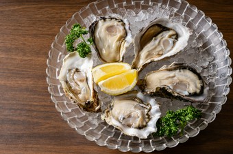 あなた好みはどこ？世界各地から集まったカキを食べ比べ！