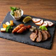 カキやサーモン、豚バラや鶏肉、サバ、ソーセージ、チーズなどを時間をかけて丁寧に燻製してます。
スモーキーな香りと凝縮されたお料理をぜひ味わい下さい！
