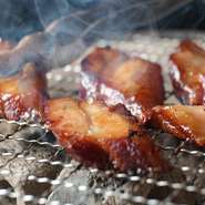 『うなぎの蒲焼き』や『豚の角煮』は、七輪で焼くことが【創作和食　八】のスタイル。ひと工夫を加えることで、炭のスモーキーさが合わさったワンランク上の美味しさに仕上がっています。