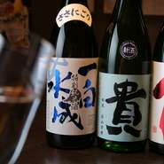 日本酒は常備10種類以上。全国各地の地酒の中から料理との相性が良いものを、料理長自らがセレクト。シャンパングラスに注ぐことで、口あたりや香りを存分に楽しめます。