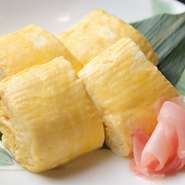 厳選玉子の出汁巻き。ひと口食べれば、ふんわりとした生地から、カツオと昆布でとった薄口の出汁の味が染みだします。