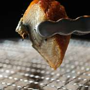 『うなぎ』は、時期ごとの最も脂の乗りが良いものを、国内外問わず取り寄せています。『鮮魚』『野菜』などの食材は、毎朝市場に出向き私自ら厳選しています。