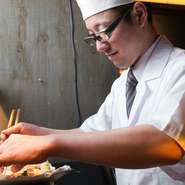 明るく気さくな接客を心がけています。料理だけでなく会話も楽しめるアットホームなお店づくりで、お客さまにとっての心落ち着ける空間であり続けていたいです。