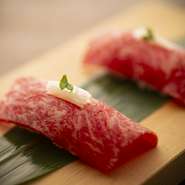 “ほとんどの方が注文する炙り肉寿司。”お肉の旨味を贅沢に味わえる一品です。肉質がきめ細かでとろけるような肉寿司をぜひご堪能ください。