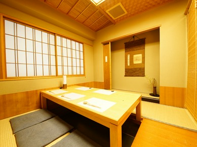 靴を脱いでゆったりとおくつろぎくださいませ