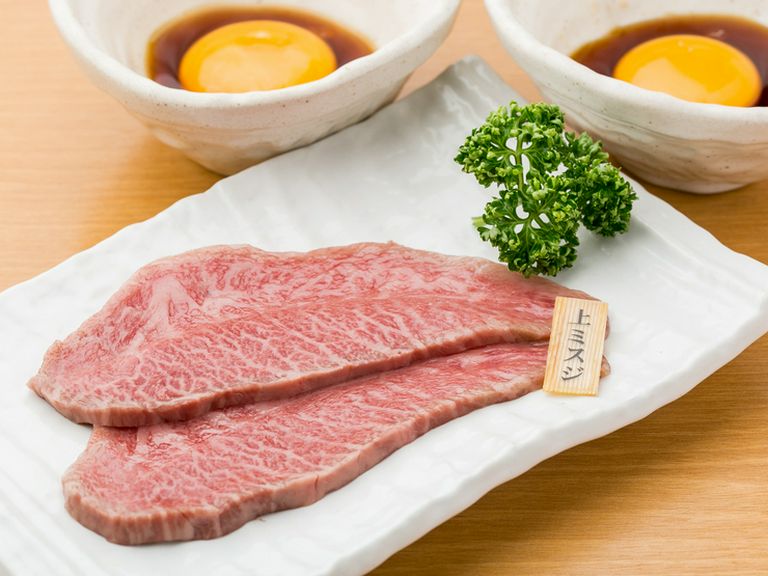 味わうのは、その日中に使い切る生肉の鮮度。それを活かすカット