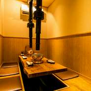 ゆったりと過ごすことができる掘コタツ式の個室も用意されています。2名から6名まで利用可能です。他の席から見えない完全個室スタイルなので大切な方とのお食事や接待等のシーンにも最適。