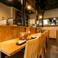 木のぬくもりで居心地のよい店内、カウンター席も落ち着きます。ペパーミントなど11種類のお茶をブレンドした特製の『永秀茶』で作るさっぱりとしたお茶割りなど、女性に嬉しいメニューも充実しています。