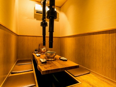 掘りごたつの扉付き完全個室は〜6名で。会食もできる焼肉の名店