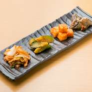 こちらもよく出るキムチはすべてお店の自家製。定番の白菜などの他にナスやオクラ、ニンニクなど珍しい種類のものを日替わりで出しています。こってりとしたホルモンを食べる前にさっぱりとしたキムチでスッキリと。