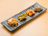 こちらもよく出るキムチはすべてお店の自家製。定番の白菜などの他にナスやオクラ、ニンニクなど珍しい種類のものを日替わりで出しています。こってりとしたホルモンを食べる前にさっぱりとしたキムチでスッキリと。