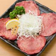 ほとんどのお客様が注文するという『牛タン塩』は永秀の看板メニューのひとつ。大ぶりにカットされた牛タンは両面の色が変わるくらい焼いてからレモンでさっぱりと食べるのがオススメです。