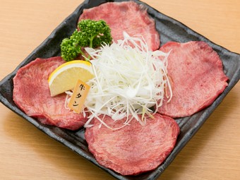 まず、絶妙な厚切りカットを味わってほしい『牛タン塩』