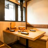 扉や仕切りはなくても、プライベート感は十分な人気席。

2～4名