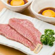 卵に絡めて「焼き好き風」に食べる『みすじ』がオススメです。　柔らかいお肉のカットは難しくて、薄すぎると切れてしまうし、厚すぎると食べづらい。卵との相性はもちろん、カットの技術にも注目してほしいです。