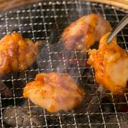 自家製には徹底的にこだわっているのですが、その中でもタレが自慢です。オリジナル味噌と八丁味噌とをブレンドした特製の味噌ダレは豚ホルモンなどのクセの強いホルモンと相性抜群。ぜひ食べていただきたいですね。