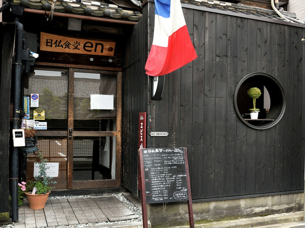 日本建築の欄間を活かした、落ち着きのくつろぎ空間