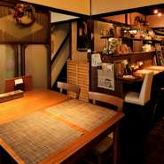 木の風合いを生かした、居心地の良い店内。【dai-DAN～en～】では、アットホームな空気の中で食事ができます。ホッとリラックスしながら料理を満喫。家飲み感覚で、友人とにぎやかに過ごすのも素敵です。