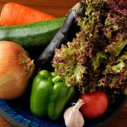 専門業者と契約の上、新鮮な「有機野菜」を仕入れ。季節感は大切にし、その時期ならではの旬の野菜を使うよう心掛けています。彩りも美しく、風味豊かな野菜を心ゆくまで満喫ください。