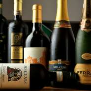 ドリンクメニューには、ビエモンテ、シチリアなど、州ごとにリストアップしたワインのメニューが赤白ともに並んでいます。グラスワインはワンコインから注文でき、もちろんビール、ソフトドリンクも。