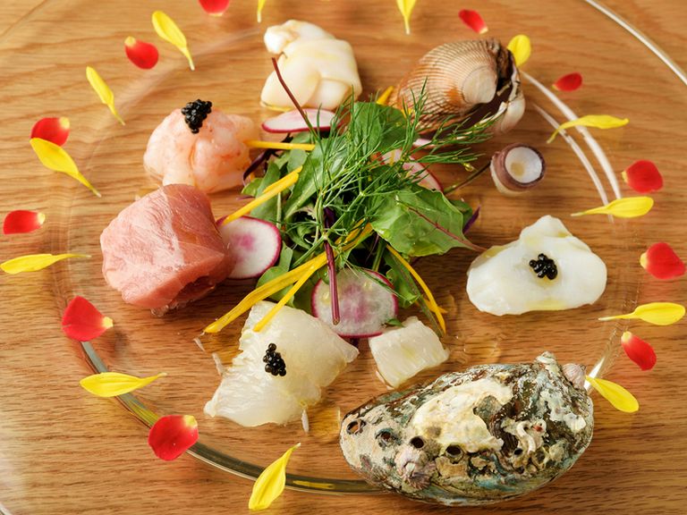 築地から直送の鮮魚を使った、ワクワクするような楽しい前菜