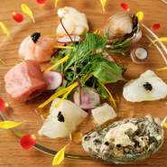 シェフ独自の仕入れルートで、頻繁に築地から鮮魚の盛り合わせを仕入れるので、鮮度は折り紙付き。内容は日々変わり、珍しい魚が食べられることも。内容から盛り付けまでワクワクする前菜となってます。