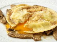 「パスタが好きでイタリアンシェフになった」というシェフが作るパスタは多種多彩。2種食べられるコースもあるのでパスタ好きには最高です。写真は『ポルチーニ茸を使ったピエモンテ風 卵黄詰めラヴィオローネ』。