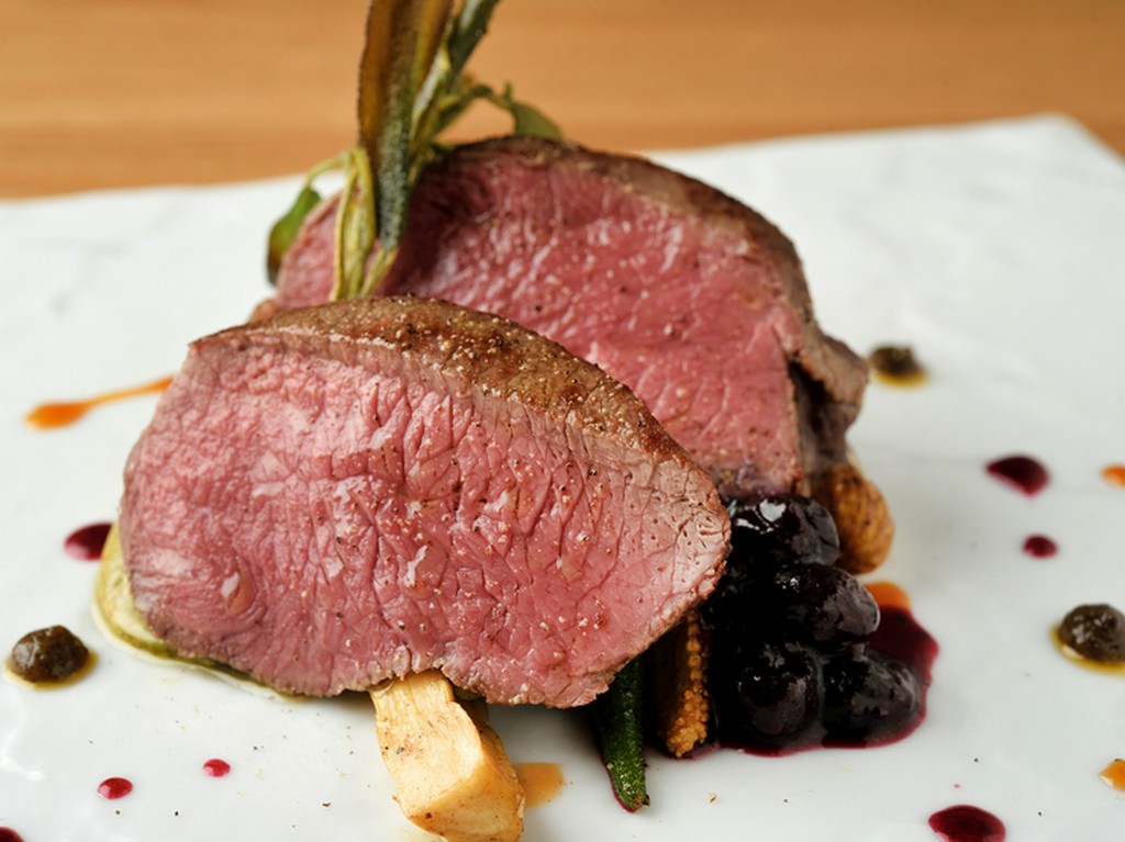 赤身にこだわったメイン料理。牛以外にも、エゾ鹿、イノシシも