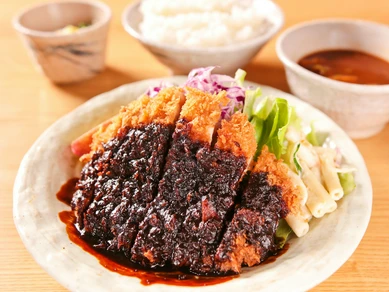 一口食べるとジューシーな肉汁が溢れる『みそかつ定食』